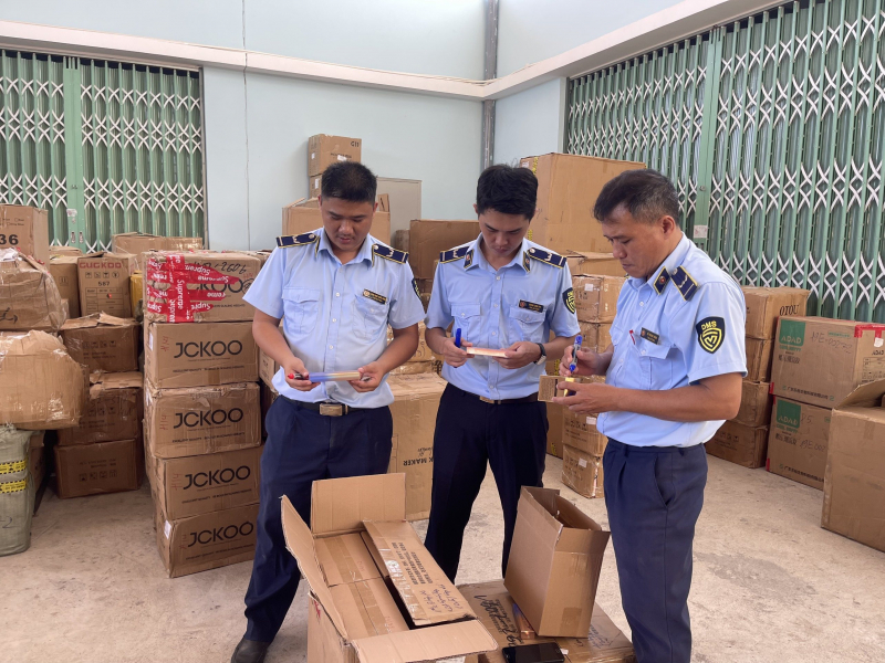 Tạm giữ trên 20 tấn mỹ phẩm, đồ điện gia dụng không có hóa đơn, chứng từ  -0