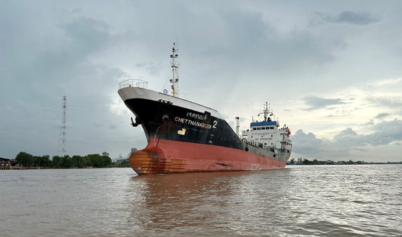 Phà chở ô tô sai quy định và không có máy trưởng -0