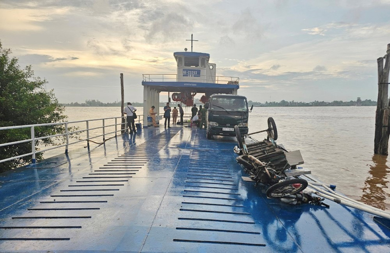 Phà chở ô tô sai quy định và không có máy trưởng -1