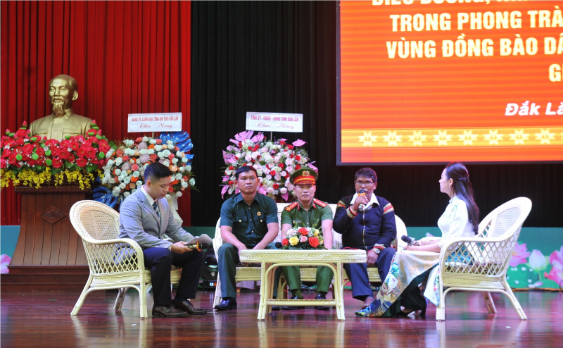 Biểu dương điển hình tiên tiến trong phong trào Toàn dân bảo vệ ANTQ -1