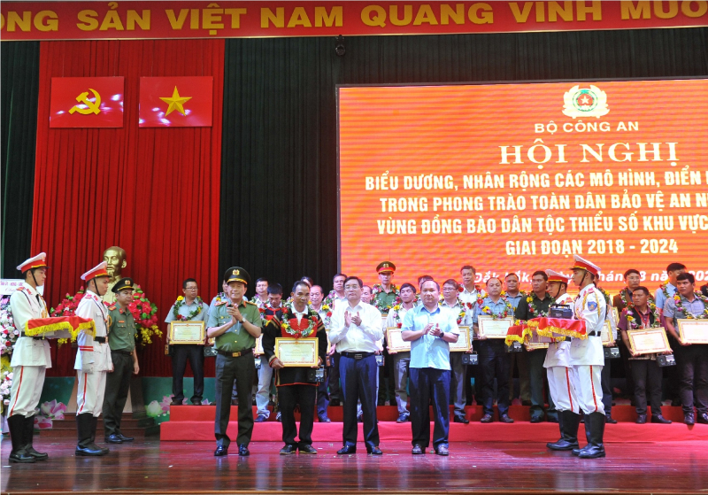 Biểu dương điển hình tiên tiến trong phong trào Toàn dân bảo vệ ANTQ -0