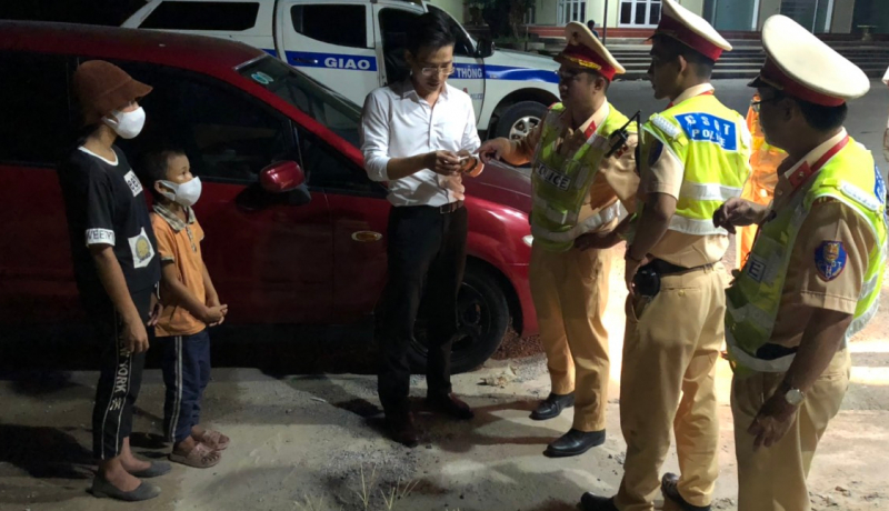 Những hành động đẹp của Cảnh sát Giao thông ở vùng cát nhận “mưa lời khen” -0