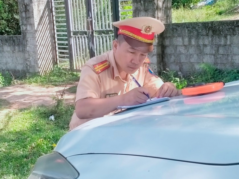 Những hành động đẹp của Cảnh sát Giao thông ở vùng cát nhận “mưa lời khen” -0