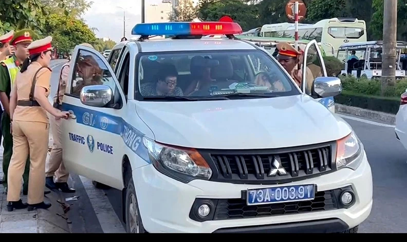 Những hành động đẹp của Cảnh sát Giao thông ở vùng cát nhận “mưa lời khen” -0