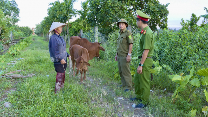 Công an xã Đạo Lý trao bò giống, tạo sinh kế giúp gia đình có hoàn cảnh khó khăn vượt khó -0
