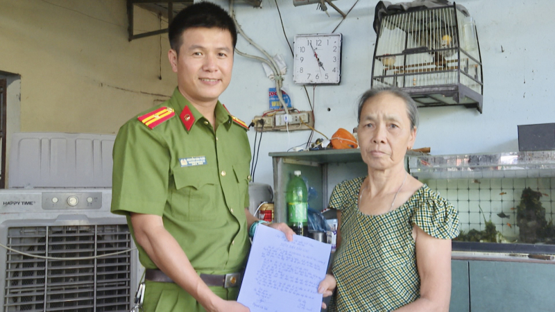 Công an xã Đạo Lý trao bò giống, tạo sinh kế giúp gia đình có hoàn cảnh khó khăn vượt khó -0