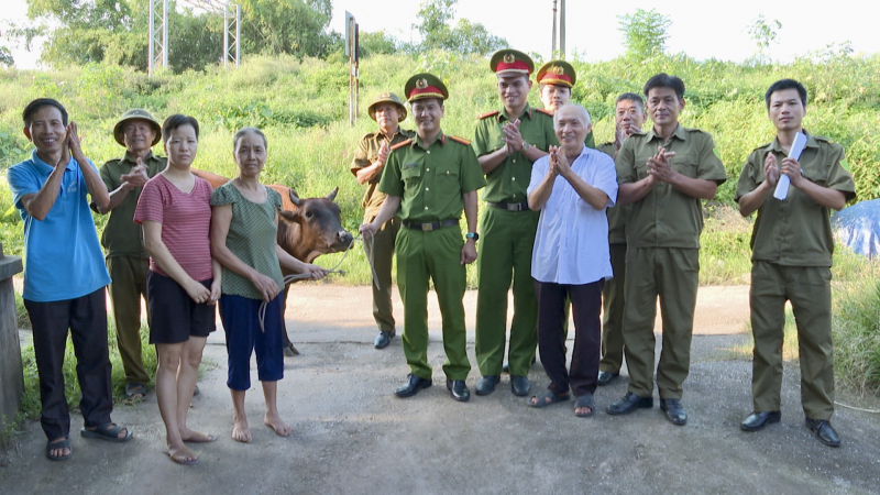 Công an xã Đạo Lý trao bò giống, tạo sinh kế giúp gia đình có hoàn cảnh khó khăn vượt khó -0
