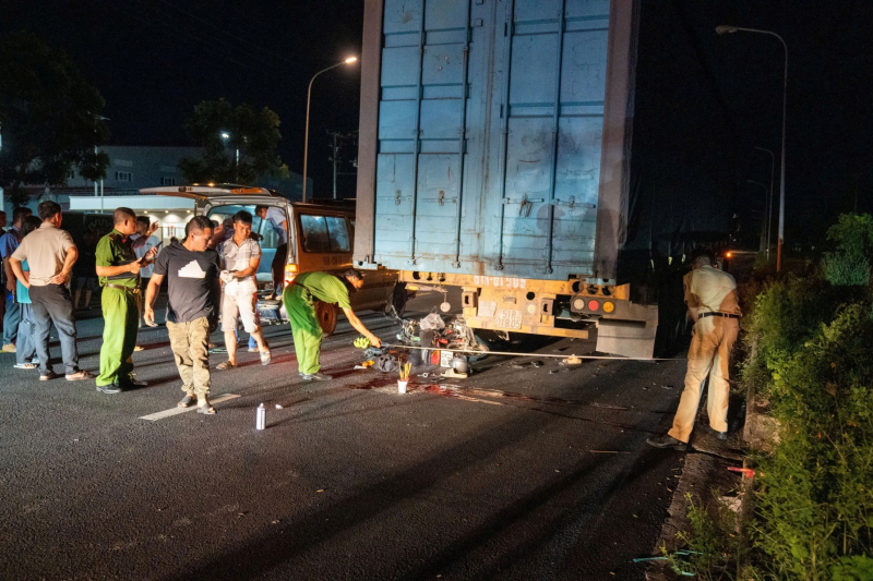 Tông vào đuôi xe container, một người tử vong, một người bị thương nặng -0