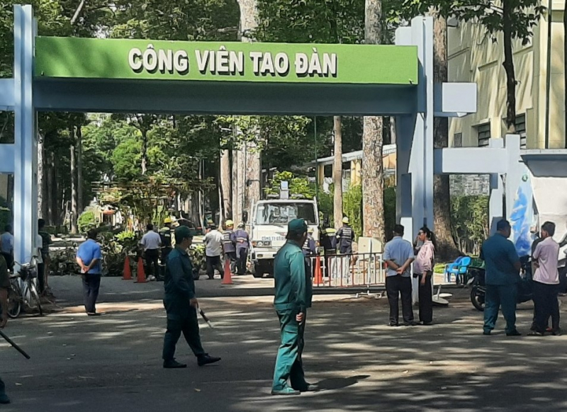 Người dân bàng hoàng khi chứng kiến cảnh cây tét nhánh khiến 5 người thương vong -0