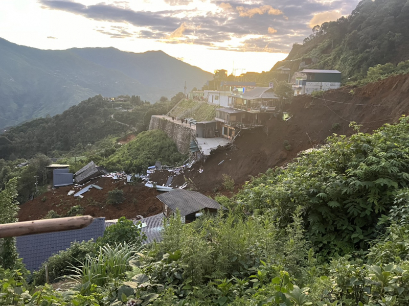 Sạt lở trong đêm vùi lấp homestay không phép khiến 3 người thương vong -0