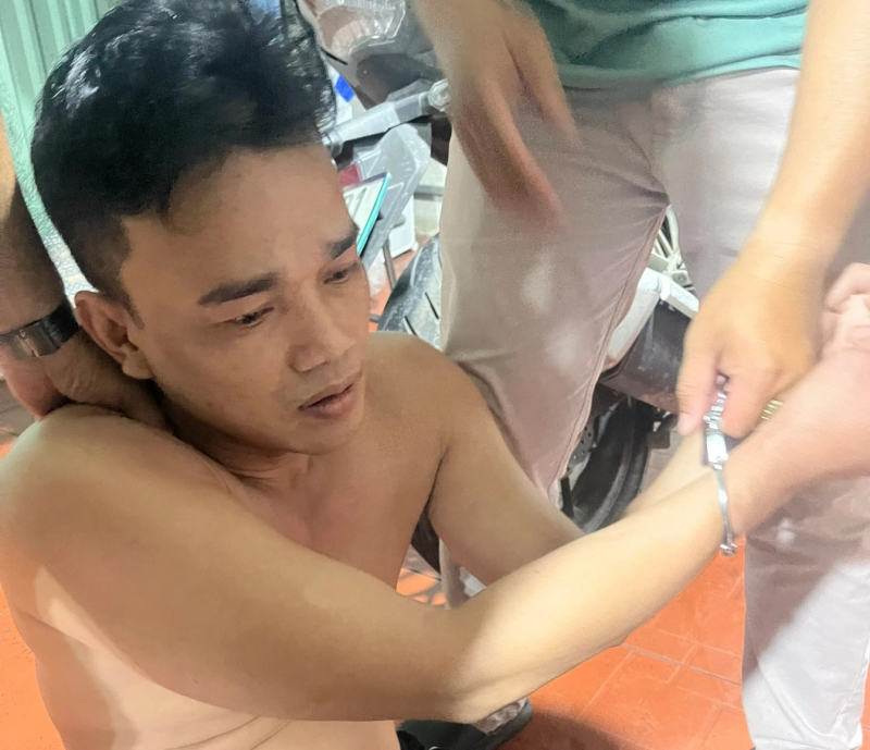 Bắt đối tượng nguy hiểm thay tên đổi họ, làm giả giấy tờ trốn truy nã -0