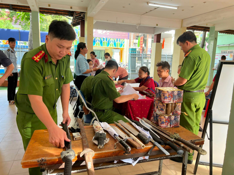 Có sẵn hung khí trong tay dễ biến mình thành người phạm tội -0