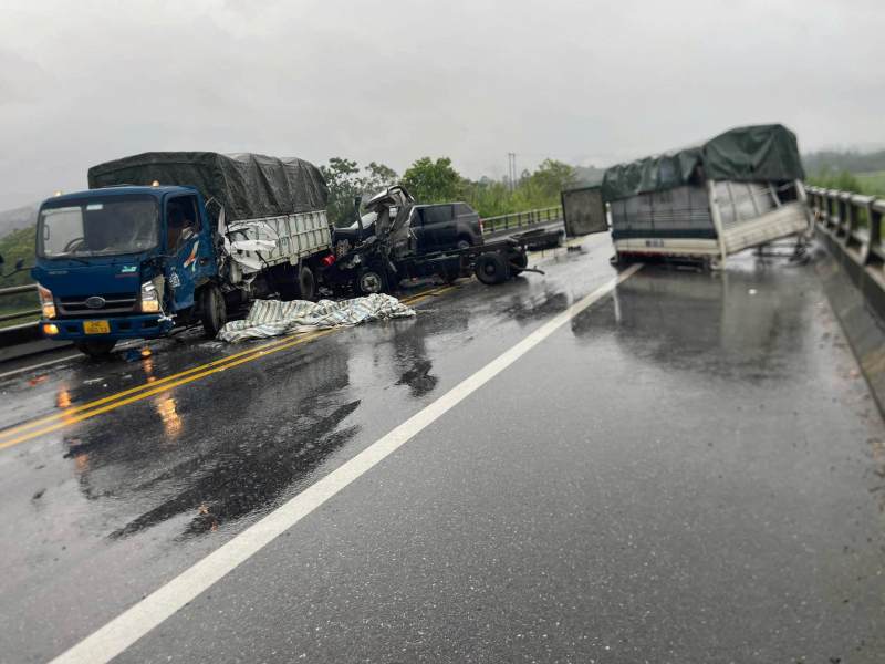 Tai nạn liên hoàn trên cao tốc Hà Nội - Lào Cai: 1 người chết, 1 người bị thương -0