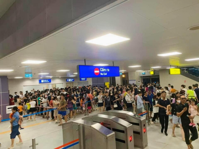 Metro Nhổn - ga Hà Nội thu hút hơn  250 nghìn lượt khách sau 4 ngày hoạt động -0