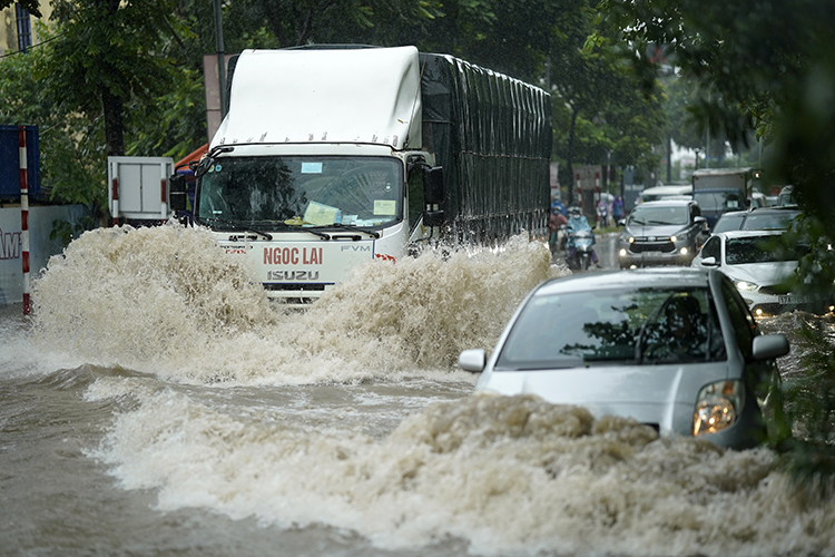 Chủ tịch Hà Nội ký công điện 'hoả tốc' về phòng chống thiên tai, ngập lụt, cây xanh gãy, đổ -0