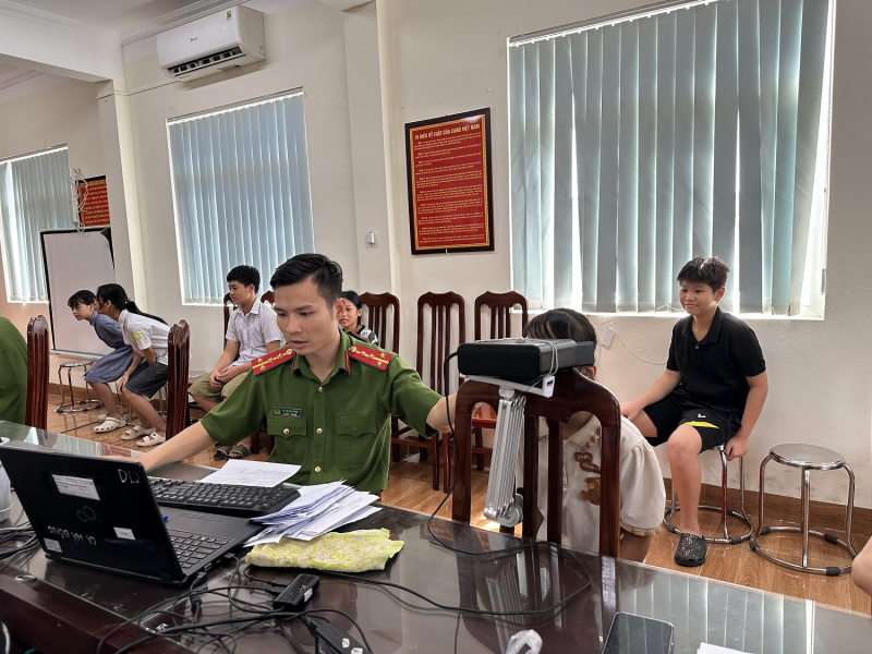 Chỉ hơn 1 phút hoàn thành thủ tục đề nghị cấp căn cước cho người dưới 14 tuổi -0