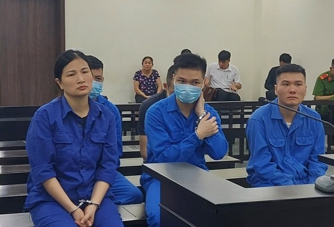 Nữ nhân viên Cảng hàng không quốc tế Nội Bài vận chuyển động vật quý hiếm -0