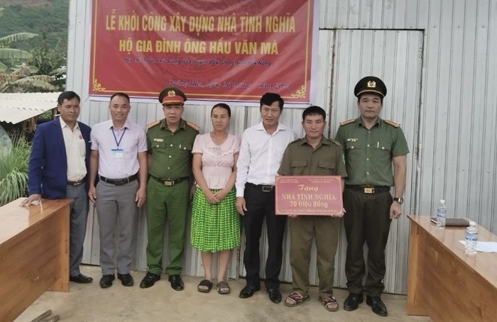 Xây 2 căn nhà tình nghĩa, nhận đỡ đầu 12 trẻ mồ côi -0