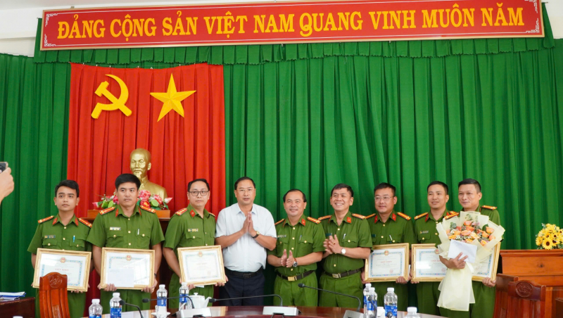 Khen thưởng các tập thể, cá nhân phá án nhanh vụ hiếp dâm ở Đồi Cừu -0