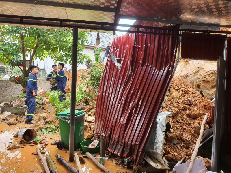 Cháu bé trong vụ sạt lở nhà kho đã tử vong -0