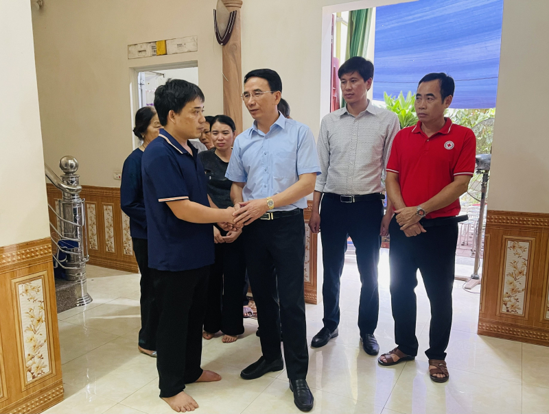 Thăm hỏi, chia buồn gia đình các nạn nhân trong vụ sạt lở đất tại Vĩnh Phúc -0