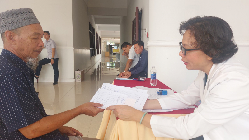 Khám bệnh, cấp thuốc miễn phí cho đồng bào dân tộc thiểu số -0