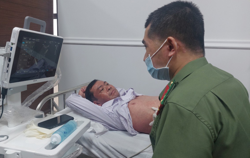 Khám bệnh, cấp thuốc miễn phí cho đồng bào dân tộc thiểu số -3