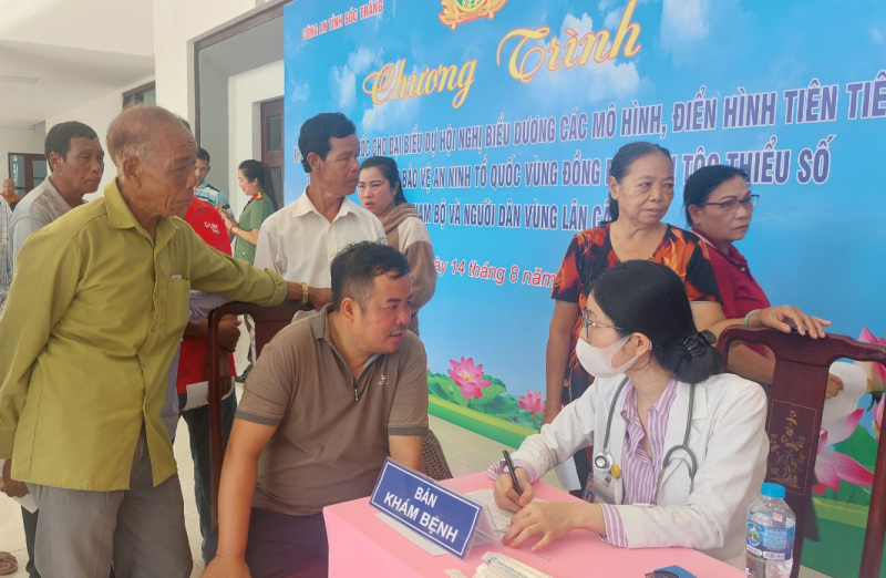 Khám bệnh, cấp thuốc miễn phí cho đồng bào dân tộc thiểu số -4