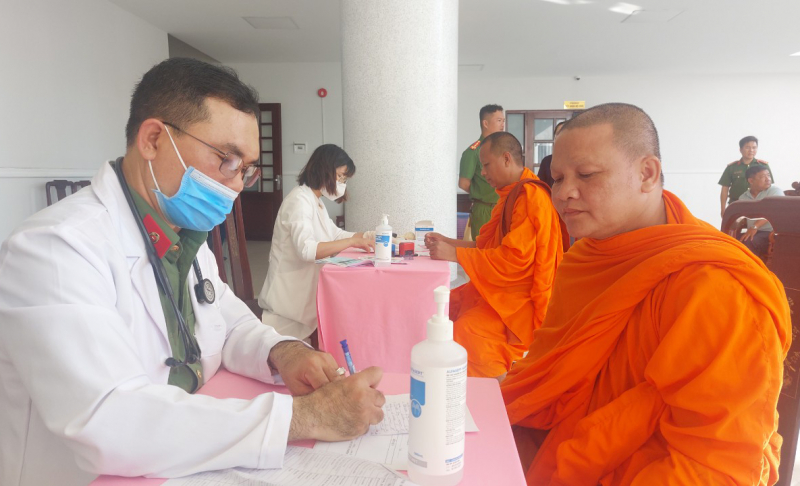 Khám bệnh, cấp thuốc miễn phí cho đồng bào dân tộc thiểu số -5