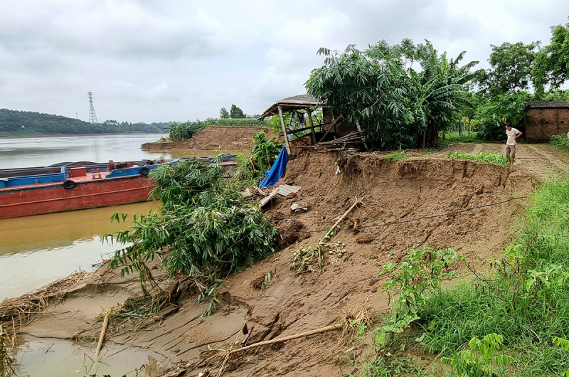 Phú Thọ: Xuất hiện nhiều điểm sạt lở bờ sông sát nhà dân -0