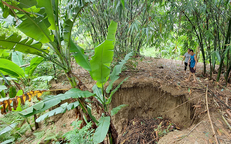 Phú Thọ: Xuất hiện nhiều điểm sạt lở bờ sông sát nhà dân -0