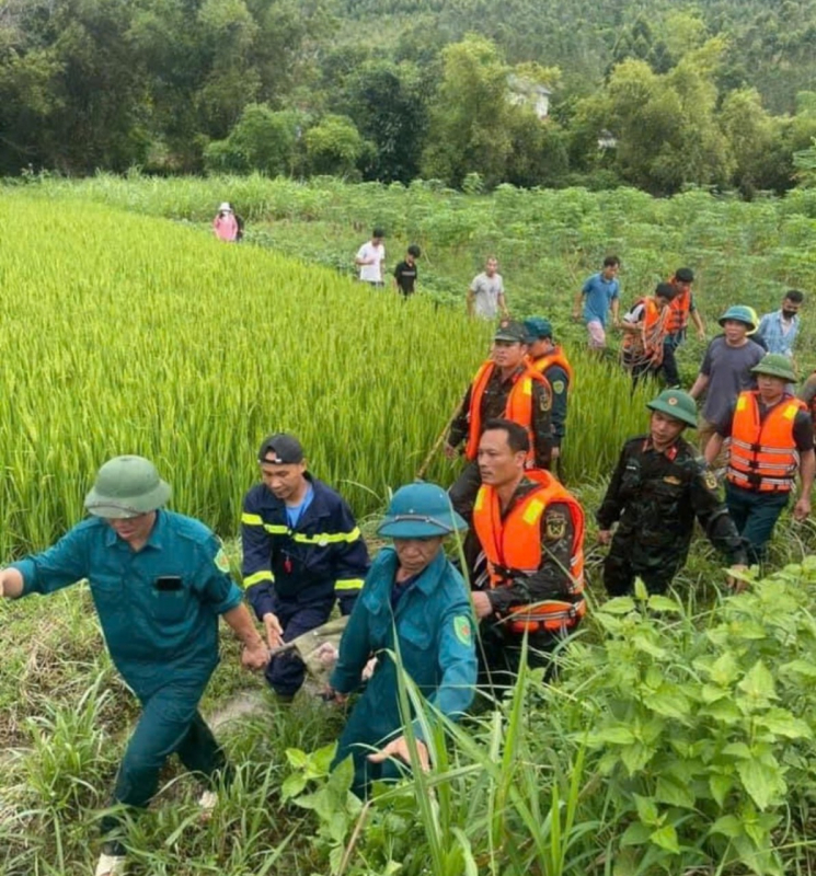 Thăm hỏi, chia buồn gia đình các nạn nhân trong vụ lũ cuốn, sạt lở đất tại Vĩnh Phúc -0