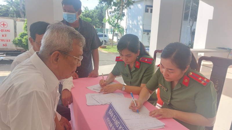 Khám bệnh, cấp thuốc miễn phí cho đồng bào dân tộc thiểu số -0