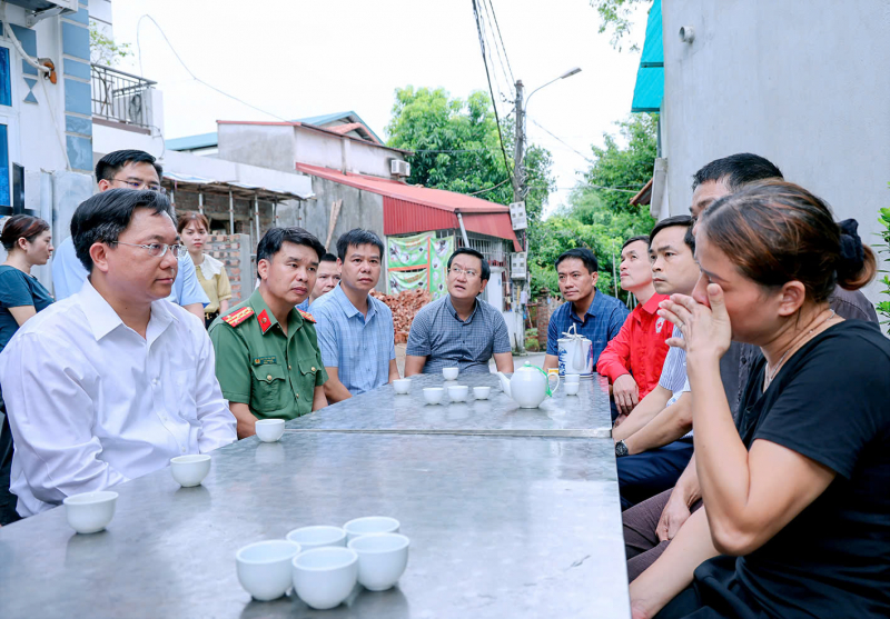 Thăm hỏi, chia buồn gia đình các nạn nhân trong vụ lũ cuốn, sạt lở đất tại Vĩnh Phúc -0