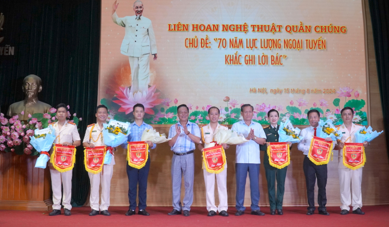 Sôi nổi liên hoan nghệ thuật quần chúng Cục Ngoại tuyến -0