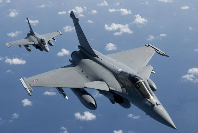 Hai tiêm kích Pháp Rafale va chạm trên không, hai người mất tích -0