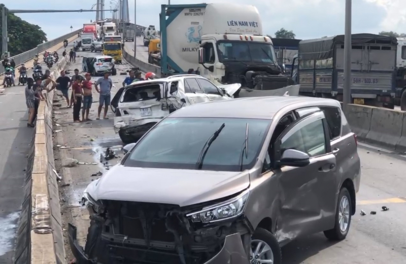 Khởi tố tài xế vụ xe tải tông liên hoàn 8 xe ở cầu Phú Mỹ -0