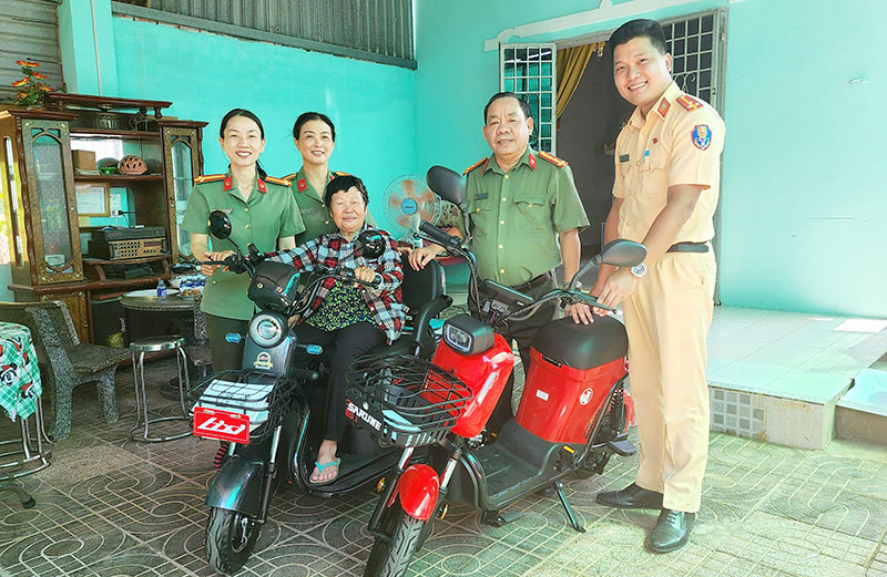 Trao xe ân tình - Sửa nhà tình nghĩa -0