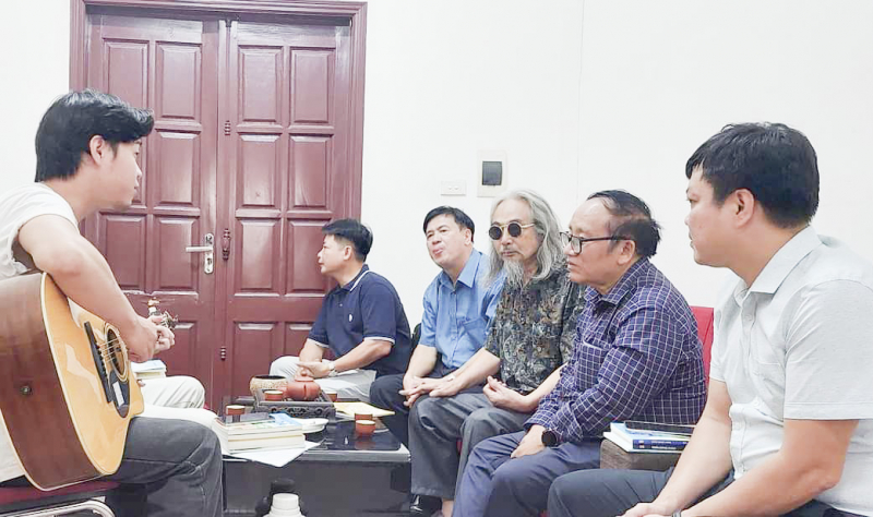 nhà tho tr-n ðang khoa (th- hai t- ph-i sang) cùng các van ngh- si.jpg -0