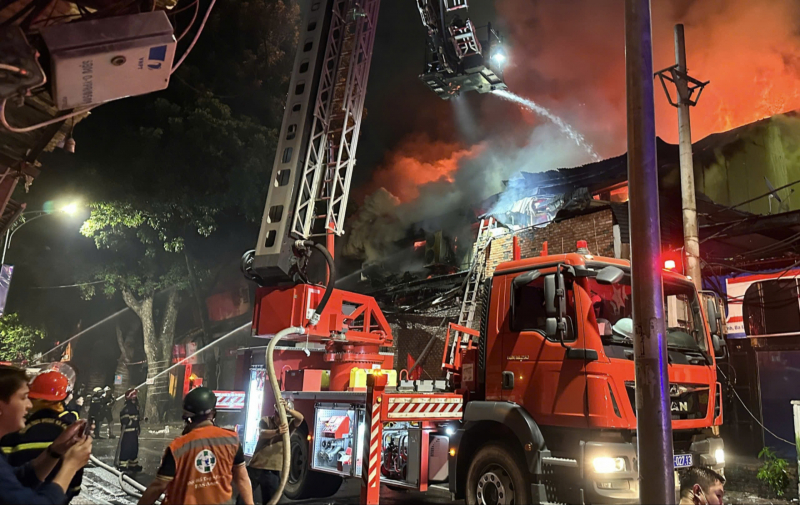 Vẫn chưa thể dập tắt đám cháy tại quán bar đang sửa chữa ở Ba Đình -0
