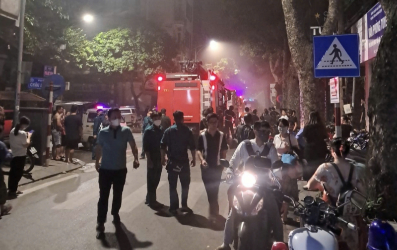 Vẫn chưa thể dập tắt đám cháy tại quán bar đang sửa chữa ở Ba Đình -0