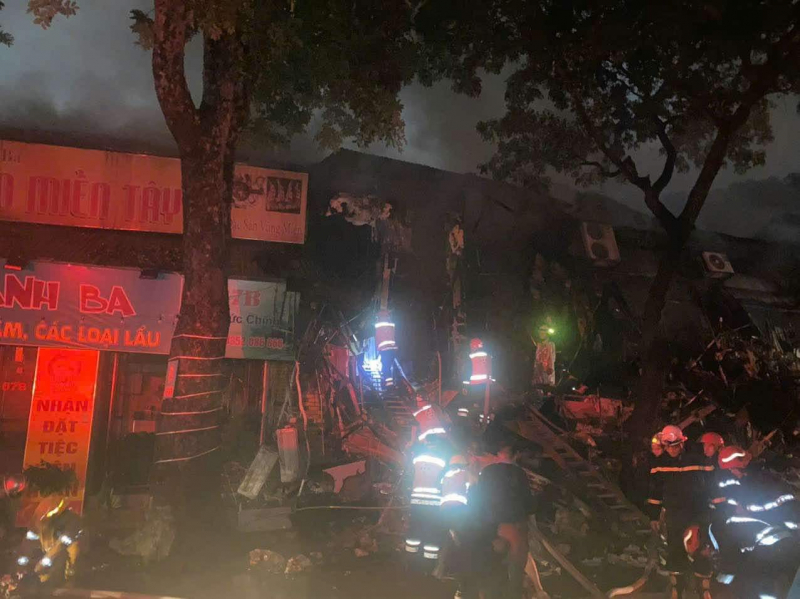 Vẫn chưa thể dập tắt đám cháy tại quán bar đang sửa chữa ở Ba Đình -0