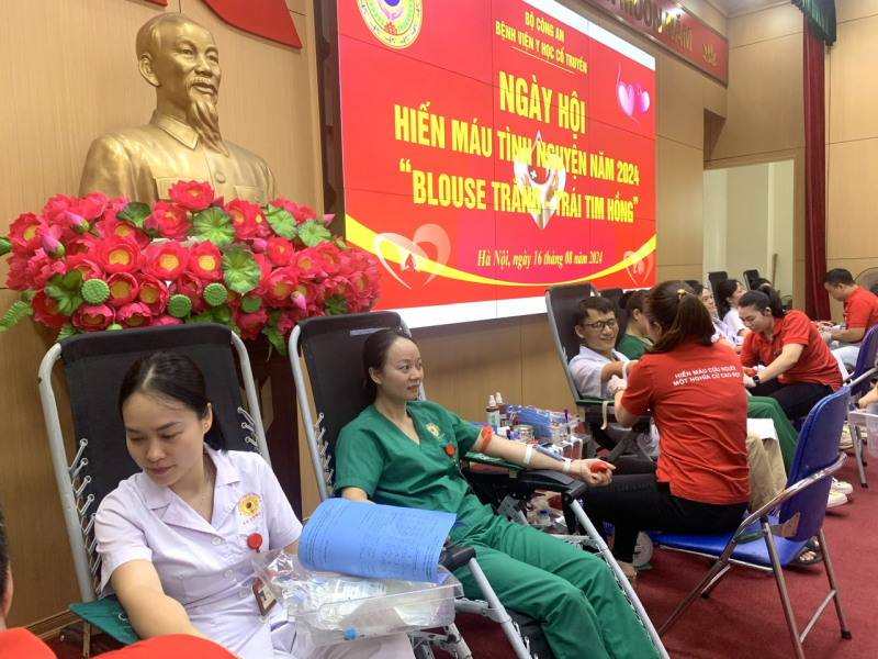 Hơn 100 CBCS, y bác sĩ Bệnh viện Y học cổ truyền tham gia Ngày hội hiến máu “ Blouse trắng – trái tim hồng” -0