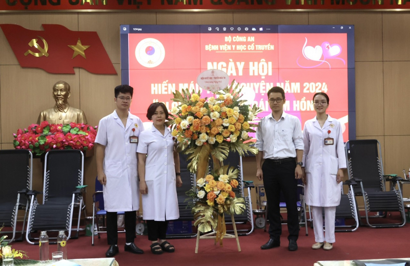 Hơn 100 CBCS, y bác sĩ Bệnh viện Y học cổ truyền tham gia Ngày hội hiến máu “ Blouse trắng – trái tim hồng” -0