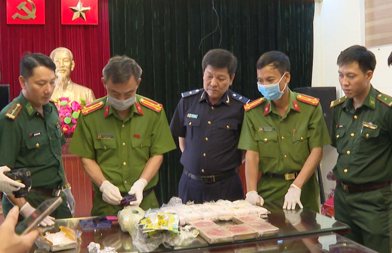 Bắt quả tang đối tượng vận chuyển 6 bánh heroin, 1kg ma tuý đá và 1kg Ketamine -0