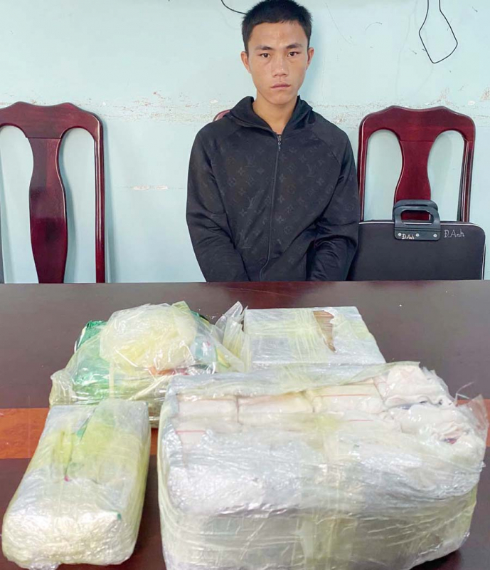 Bắt quả tang đối tượng vận chuyển 6 bánh heroin, 1kg ma tuý đá và 1kg Ketamine -0