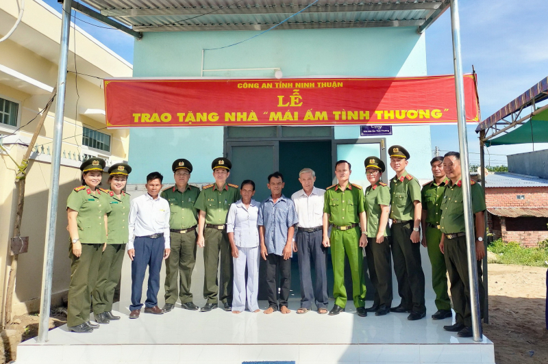 Công an tỉnh Ninh Thuận tặng nhà tình thương cho người dân hiến đất xây dựng trụ sở Công an xã -0