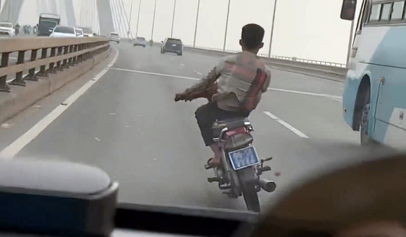 CSGT vào cuộc xác minh nam thanh niên lạng lách xe máy trên cầu Nhật Tân -0