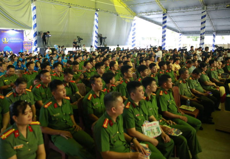 Những tấm gương đời thường bình dị mà cao cả -0