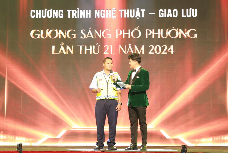 Những tấm gương đời thường bình dị mà cao cả -0